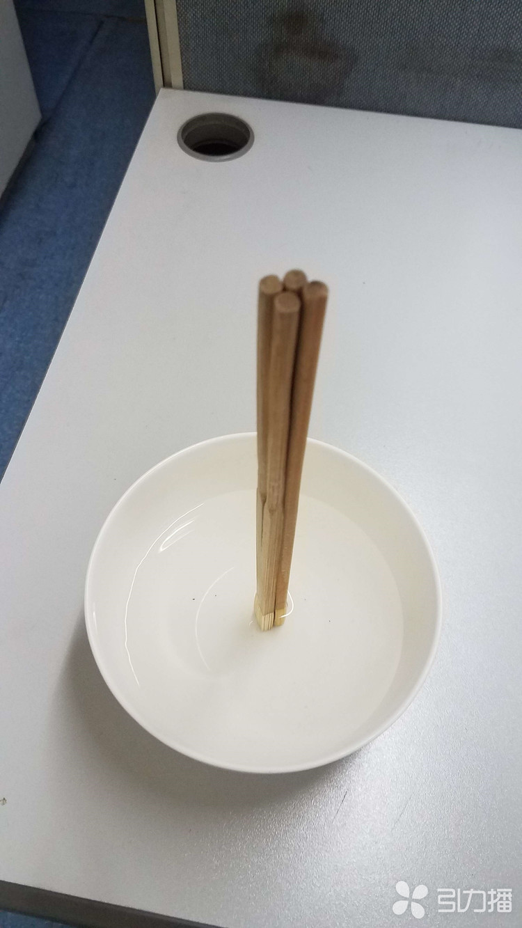 记者验证:让筷子立在碗里有诀窍